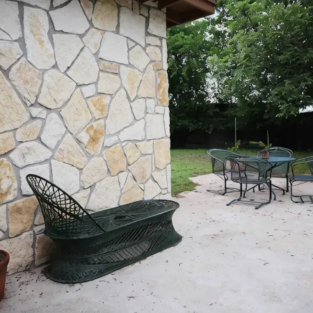 Dos Pinos Riverside Cottage near DT Kerrville