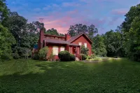 East Cavalry Red House<br>3 bedrooms 3 full baths sleeps up to 12 - 2 tähden