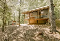 Mountain Cabin with creek and hiking trail! Minutes from Blue Ridge - Chalets