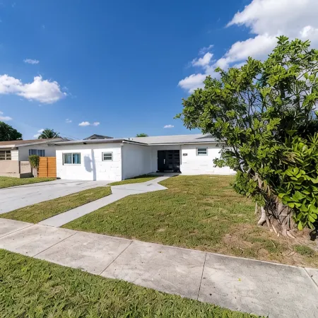 4BR/3BA Miami Welcoming Waterfront Wonder w/ Pool!