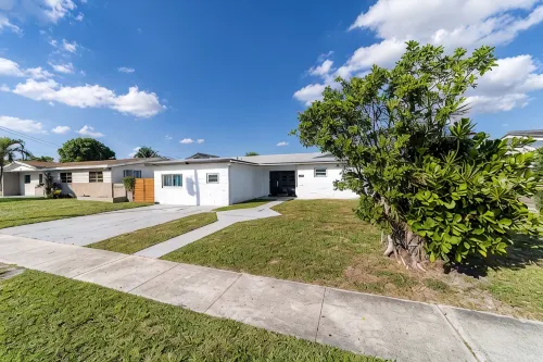 4BR/3BA Miami Welcoming Waterfront Wonder w/ Pool! - Villas