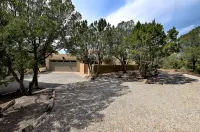 Spacious 3 bedroom, 2 bathroom luxury home; AC; 1 mile to historic Canyon Road - บังกะโล