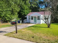 Charming 2-Bedroom, 1-Bath bungalow - บังกะโล