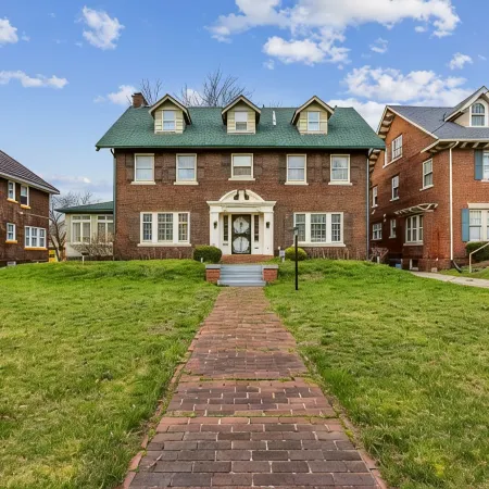 Wade Manor: Game-room, Gym, Office and Fenced in Backyard