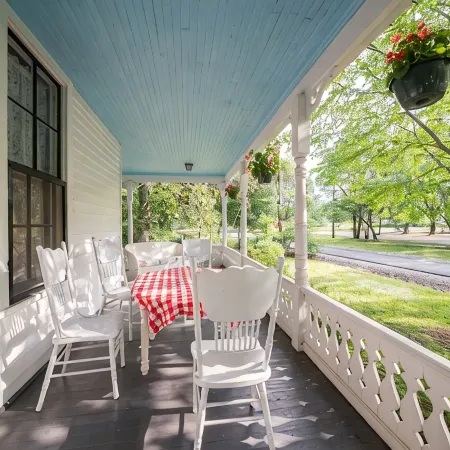 5 Miles to Callaway Gardens and walking distance to shops and restaurants.