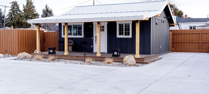 The Black Bird Bungalow -Charming Modern-Vintage Flair - Spa & Fireside Hotels in Twin Falls