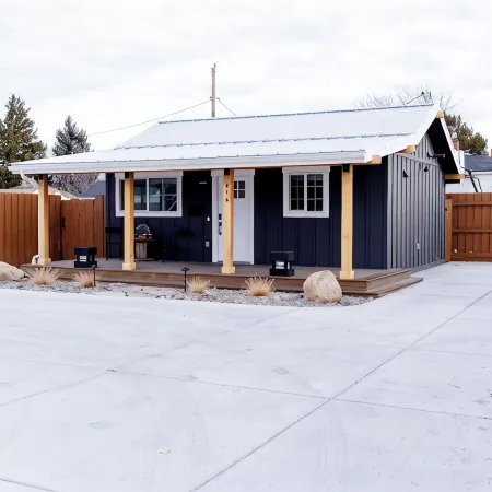 The Black Bird Bungalow -Charming Modern-Vintage Flair - Spa & Fireside