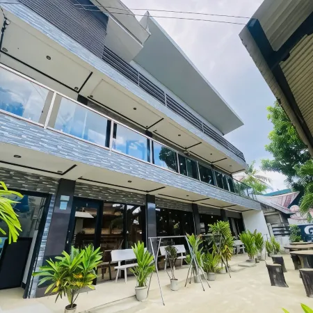 Strangers Inn&Bar