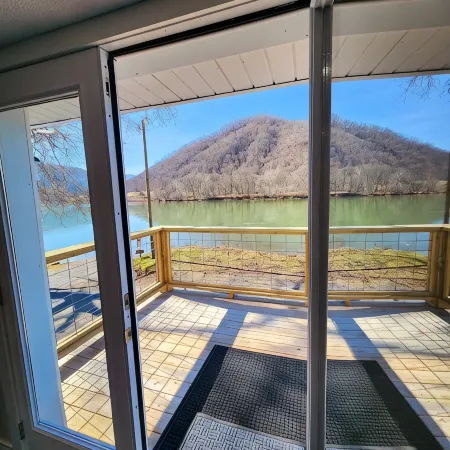 Charming 3 bedroom home on the New River