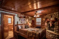 Rustic, Cozy, Northwoods Cabin steps away from Round Lake on Richardson Bay! - Chalets