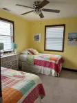 Charming 3-bedroom house with outdoor space & steps to the beach! - Parvekkeita