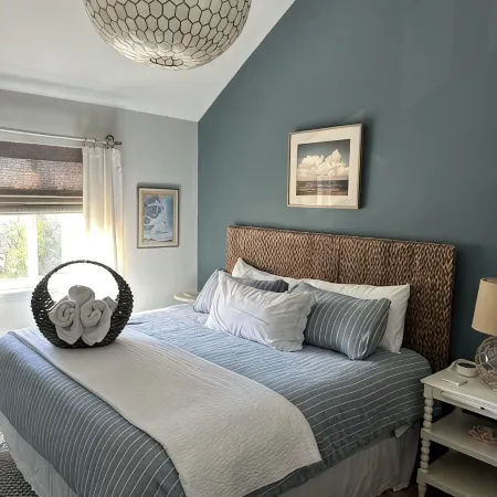 King Bedroom Suite Condo - Walking Distance to Beach!!! Linens/Towels included!!