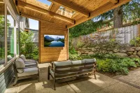 Stylish Lake Oswego Retreat - All New High End Furnishings and Amazing Patio - Wifi