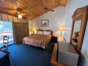 Whispering Pines Lodge