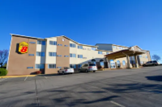 Super 8 by Wyndham Kansas City Hotels in Kansas City