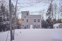 Lakefront Home in Barnstead w/ Seasonal Hot Tub - Homestays