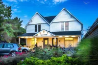 Newsroom Suites Hotel dekat Norman Hardie Winery