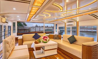 Upper Deck Houseboat