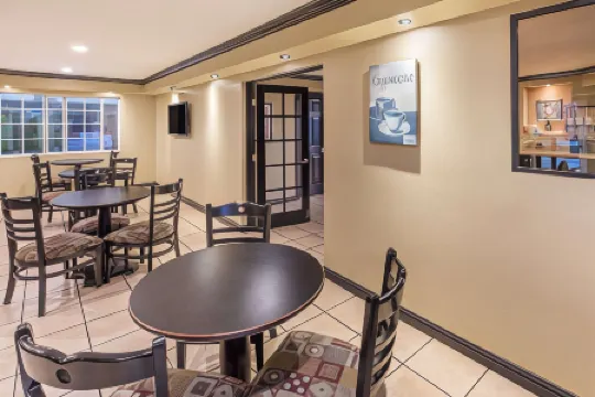 Ramada by Wyndham Ontario Отели в г. Онтэрио