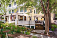 The Charleston Inn Hendersonville NC فنادق في Laurel Park