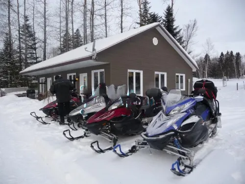 Les Chalets Baie Cascouia Hotels in Larouche