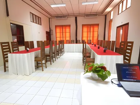 RoomQuest Golden Triangle Premium Collection