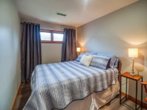 BrickHouse off the Square - Cozy 3 bedroom house 賈斯珀酒店