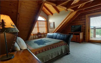 Large Cabin at Exit 407 - lots of parking Hotels near Great Smokies Flea Market