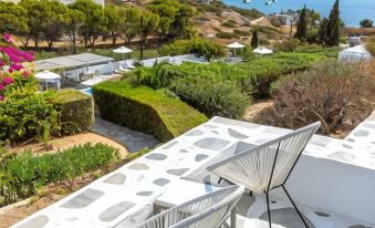 Akrotiri Hotel