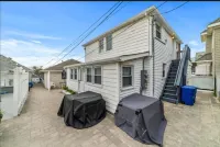 Beautiful condo steps away from the beach in Manasquan 피셔맨스 코브 보호관리지구 주변 호텔