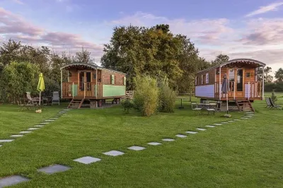 Les Roulottes de la Brauderie Hotels in Brissarthe