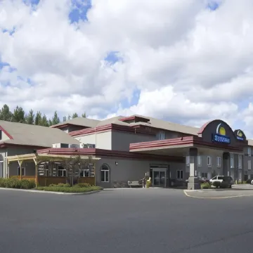 Days Inn & Suites by Wyndham Thunder Bay