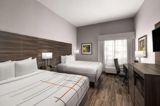 La Quinta Inn & Suites by Wyndham Denton - University Drive