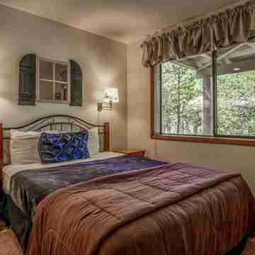 Cozy Sunriver Home w/ AC, Fireplace, HotTub, 8 SHARC Passes, Outdoor Heaven Rooms