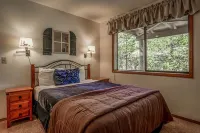 Cozy Sunriver Home w/ AC, Fireplace, HotTub, 8 SHARC Passes, Outdoor Heaven