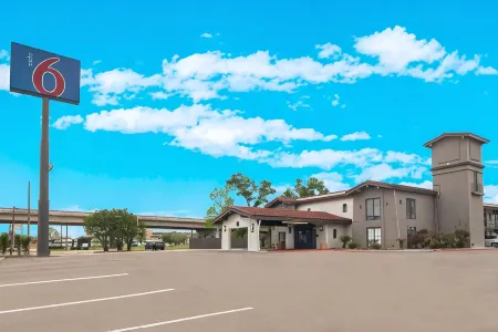 Studio 6 Beaumont, TX Отели в г. Бомонт