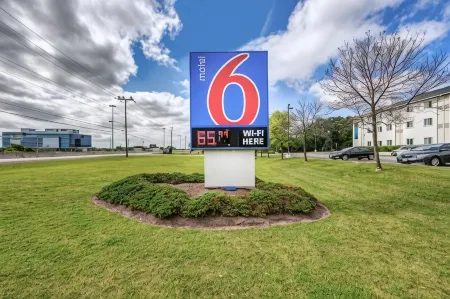 Motel 6 Burlington, on - Toronto West - Oakville Отели рядом с достопримечательностью «Королевский ботанический сад»