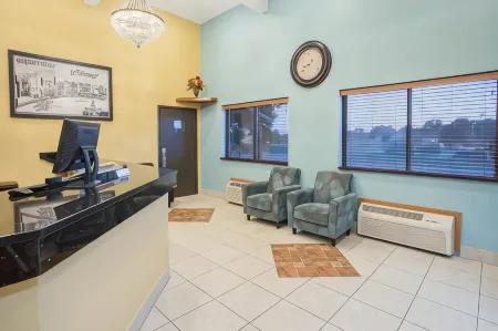 Super 8 by Wyndham Normal Bloomington Отели в г. Нормал