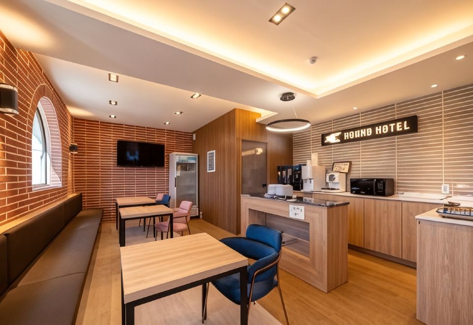 하운드 호텔 조식 뷔페나 공용공간