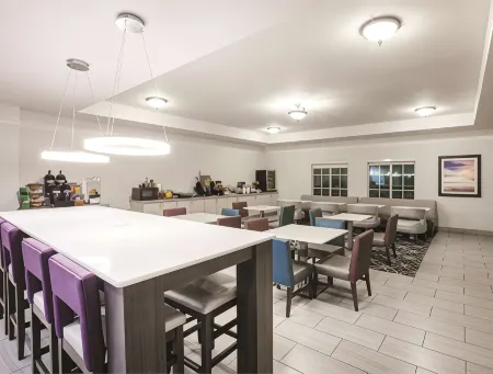 La Quinta Inn & Suites by Wyndham Mansfield TX Отели рядом с достопримечательностью «Харди Альмон Соссер Комплекс»