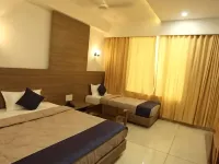 Hotel Avista - Unmarried Couples and Nri Not Allowed โรงแรมใกล้สนามบินวโททระ