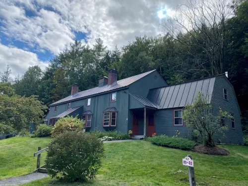 Cozy VT Retreat  • Coffee Bar •Fireplace • Near Quechee Gorge • Min to Woodstock
