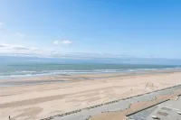 Seaview Apartment on the Beach - Free Parking!