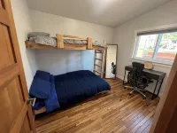 The Octopus Den! Cozy 3bd 2bth sleeps 8!