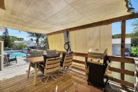 Walk to Vilano Beach, Pool,  Fire Pit, Sleeps 10,  5 Min to Historic St. Aug - 3-Star
