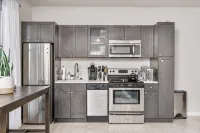 Beautiful 1-Bedroom Apartment@Walk to Uptown@Fast WiFi@In-Unit W/D - Apartemen