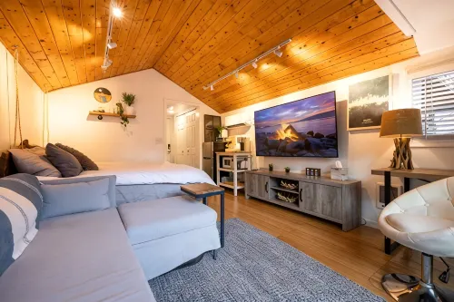 West Seattle Driftwood Cottage - Firepit + Walk to Coffee & Restaurants - บ้านพักหลังเล็ก