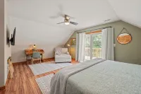 Charming Lakefront Cottage with Beach & Pier