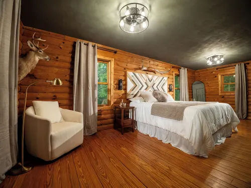 Secluded Mountain Cabin + Hottub