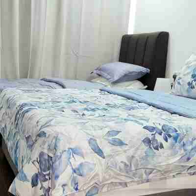 Near Ferry Terminal. COZY 02 Bedroom Condo. HarbourBay Residences. Rooms